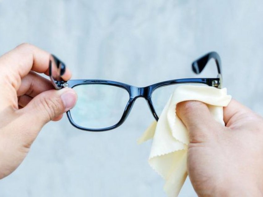 2 mënyra pastrimi që largojnë çdo gërvishtje nga syzet tuaja
