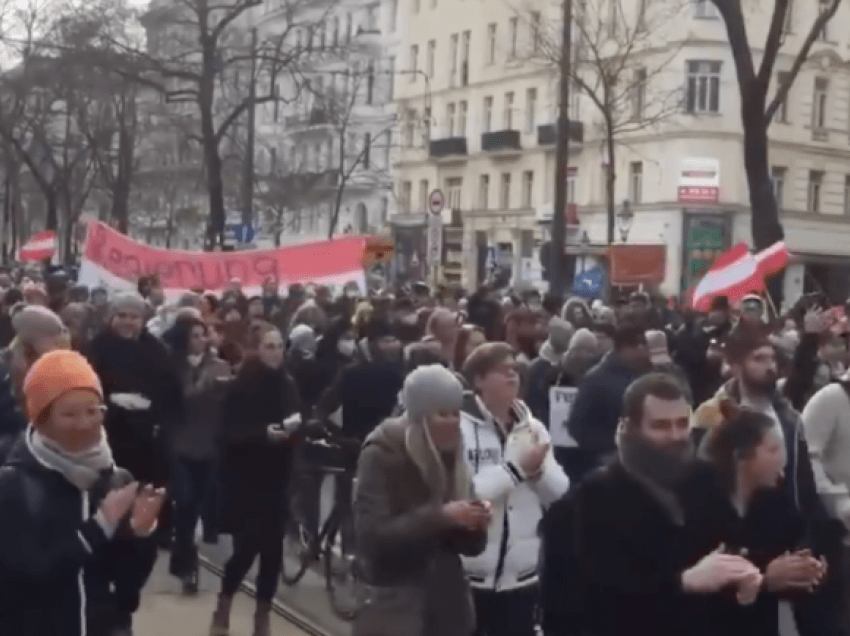 Mijëra protestues në rrugët e Vjenës, kundërshtojnë masat anti-Covid