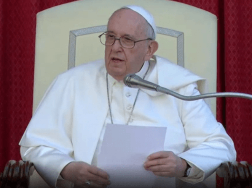 Papa Françesku nderon punonjësin besnik me një falënderim publik