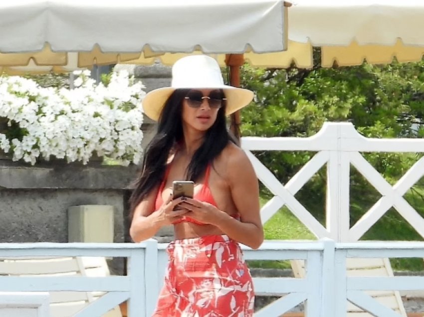 Nicole Scherzinger në pushime me të dashurin, befason me format e bujshme trupore