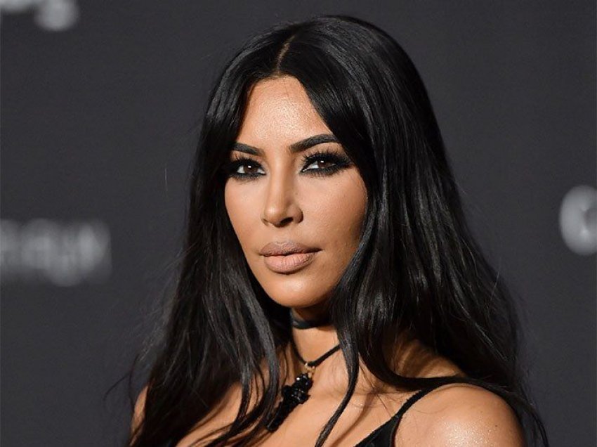 Kim Kardashian kritikohet për veshjen gjatë vizitës në Vatikan