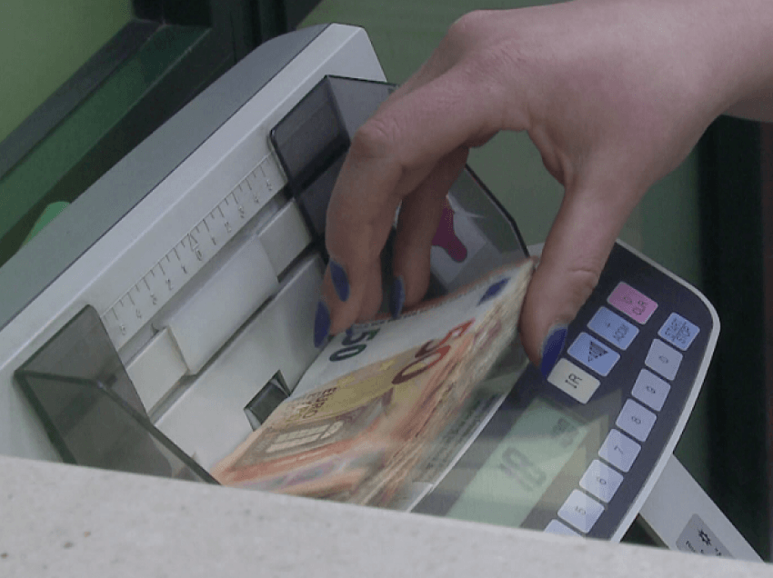 Kursimet e shqiptarëve/ Në një vit, gjatë pandemisë kursimet në banka janë shtuar me 690 milionë euro