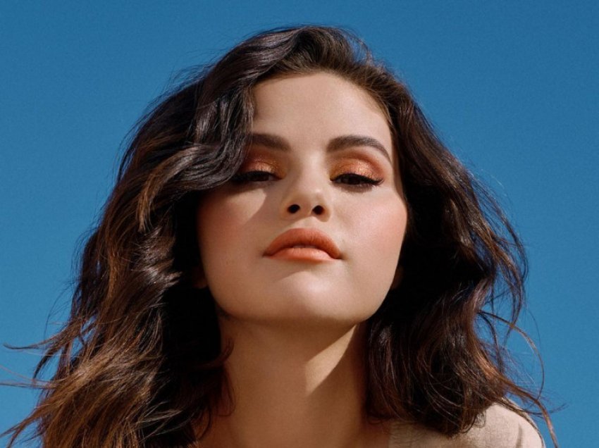 Selena Gomez krijon linjën unike të rrobave të banjës me miken e saj të ngushtë