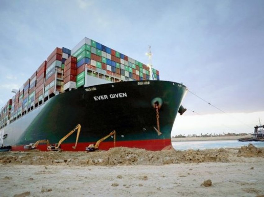 Pas katër muajsh, lirohet anija që ishte bllokuar në Suez