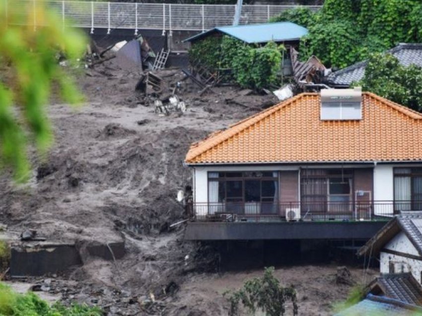 Vërshimet dhe rrëshqitjet e dheut në Japoni shkaktojnë shumë dëme, evakuohen banorët