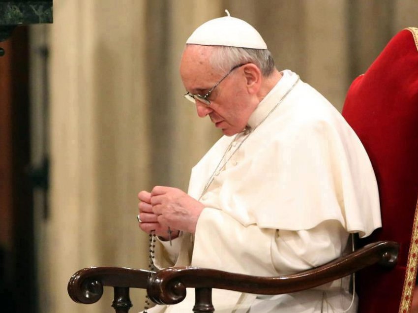 Papa Françesku shtrihet në spital