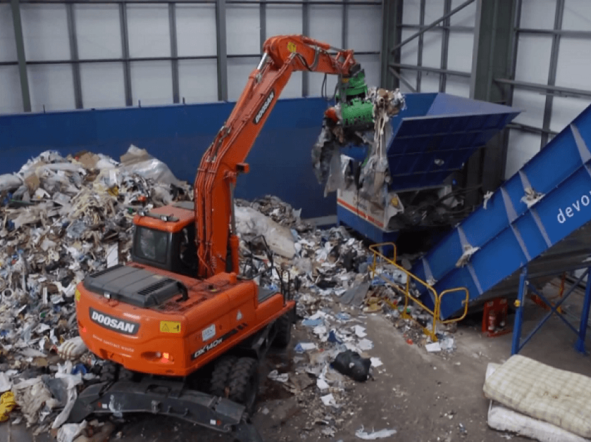 Plehrat e BE ‘pushtojnë’ Turqinë/ Ankaraja ndalon importimin e shumicës së mbetjeve plastike