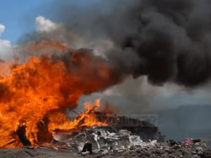 Bashkia e Kavajës vazhdon mashtrimin, i vë zjarrin plehrave për të fshehur gjurmët