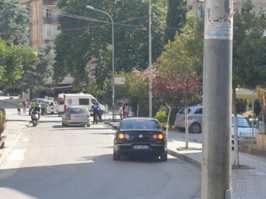 Aksident pranë spitalit të Beratit, ambulanca përplaset me një makinë