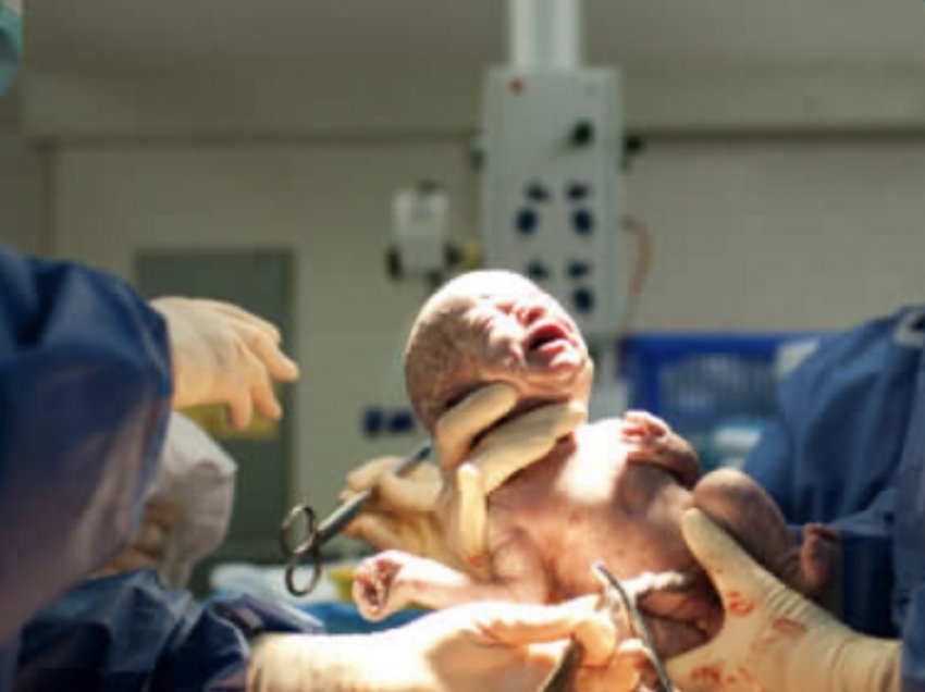 Fëmijët e lindur me operacionin “Çezarian”, më të rrezikuar të shtrohen në spital për shkak të infeksioneve