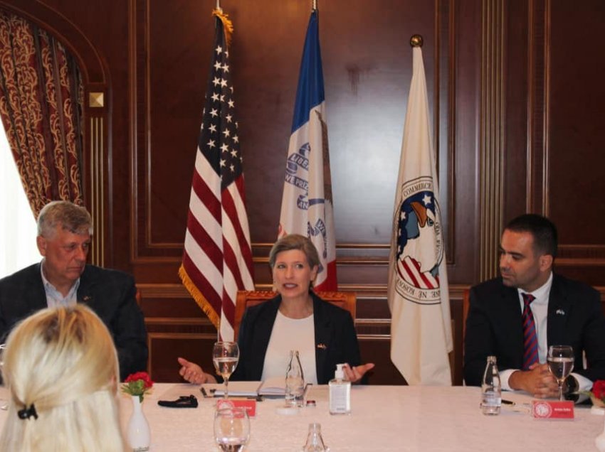 Senatorja Ernst takohet me një delegacion të Odës Ekonomike Amerikane në Kosovë