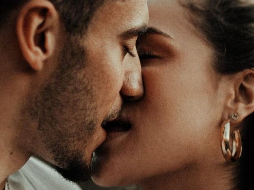 Pesë arsye pse duhet të puthni më shpesh