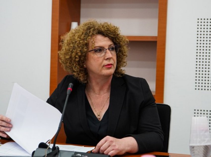 Ministrja Rozeta Hajdari para deputetëve të Komisionit për Mbikëqyrjen e Financave Publike