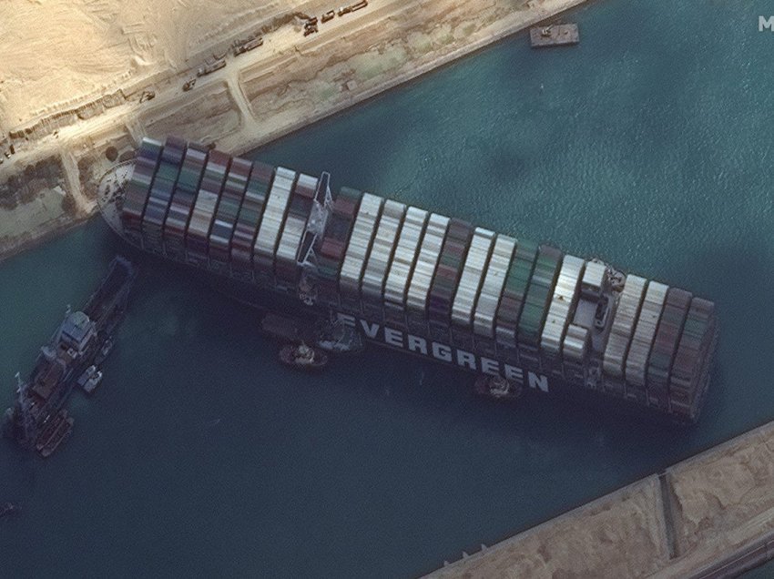 Bllokoi Kanalin e Suezit / Kompania do të paguajë Egjiptin me 550 mln dollarë