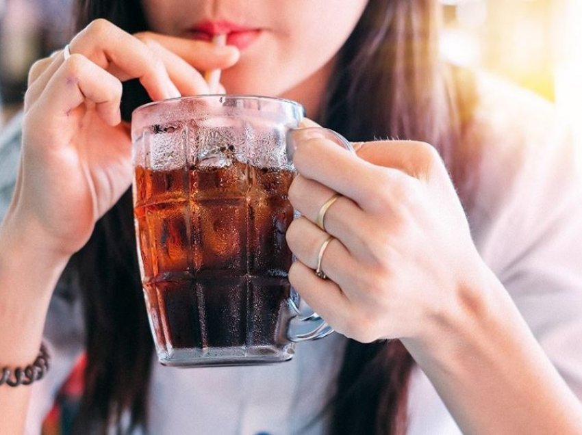Të rinjtë që konsumojnë pije me sheqer, rrezikohen më shumë nga kanceri i zorrës së trashë