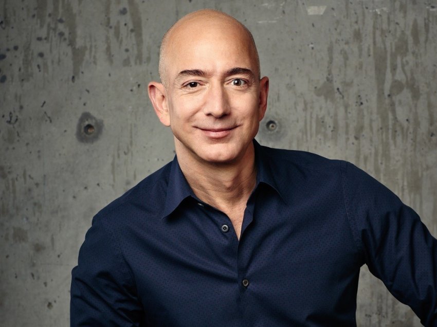 Jeff Bezos heq dorë nga drejtimi i Amazon, ja çfarë roli do të ketë këtej e tutje