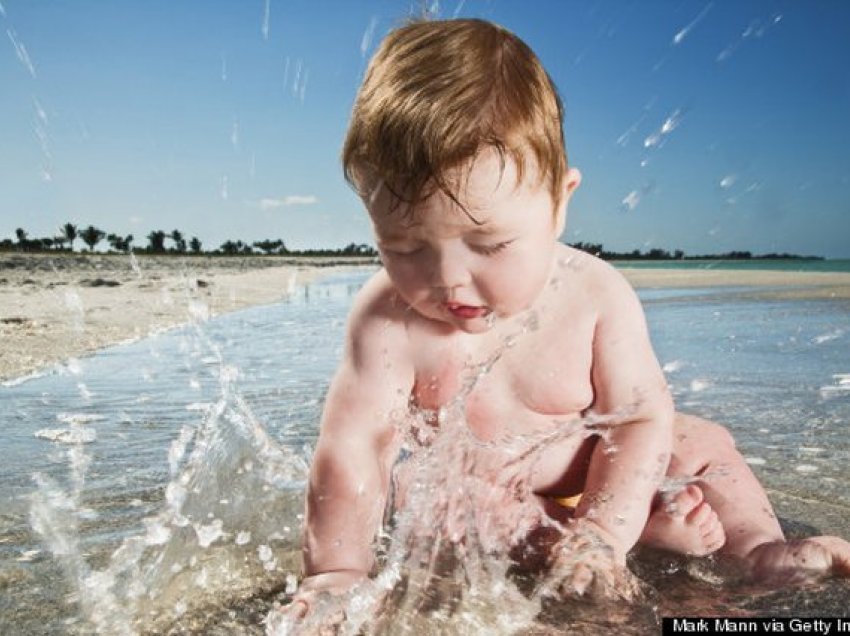Ekspertët tregojnë mënyrat efikase se si të kujdeseni për sigurinë e fëmijëve në plazh dhe pishina