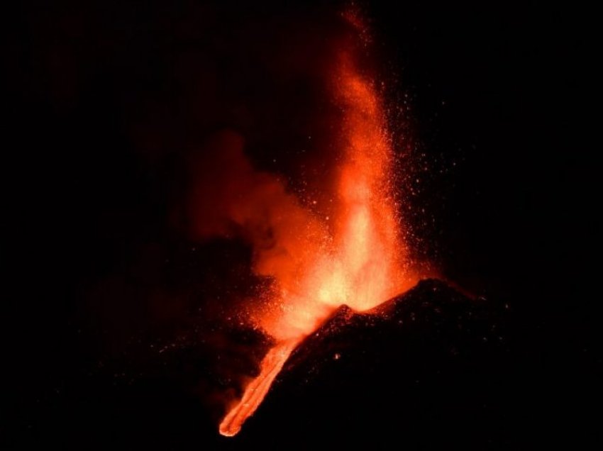 Mbyllet aeroporti kryesor i Siçilisë, shpërthen Etna