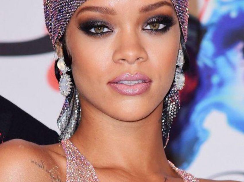 Rihanna me një veshje elegante bardh e zi