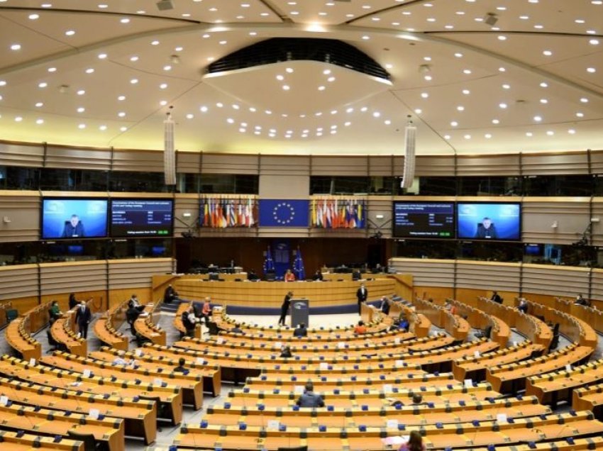 PE kërkon veprime ligjore ndaj Hungarisë për ligjin anti-LGBT
