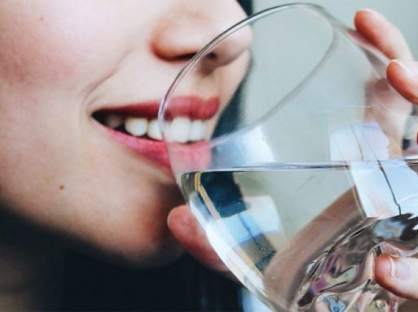 Duke pirë ujë përpara gjumit a mund të dobësohesh?