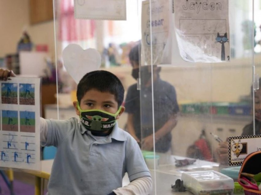 CDC: Mësuesit, nxënësit e vaksinuar nuk kanë nevojë të mbajnë maska në shkolla