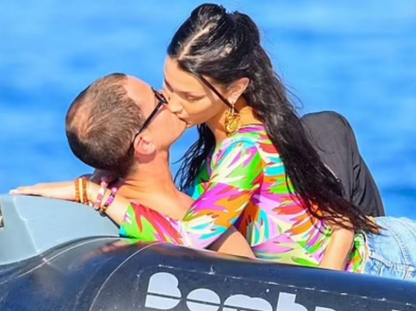 Bella Hadid shkëmben puthje pasionante me të dashurin e saj të ri