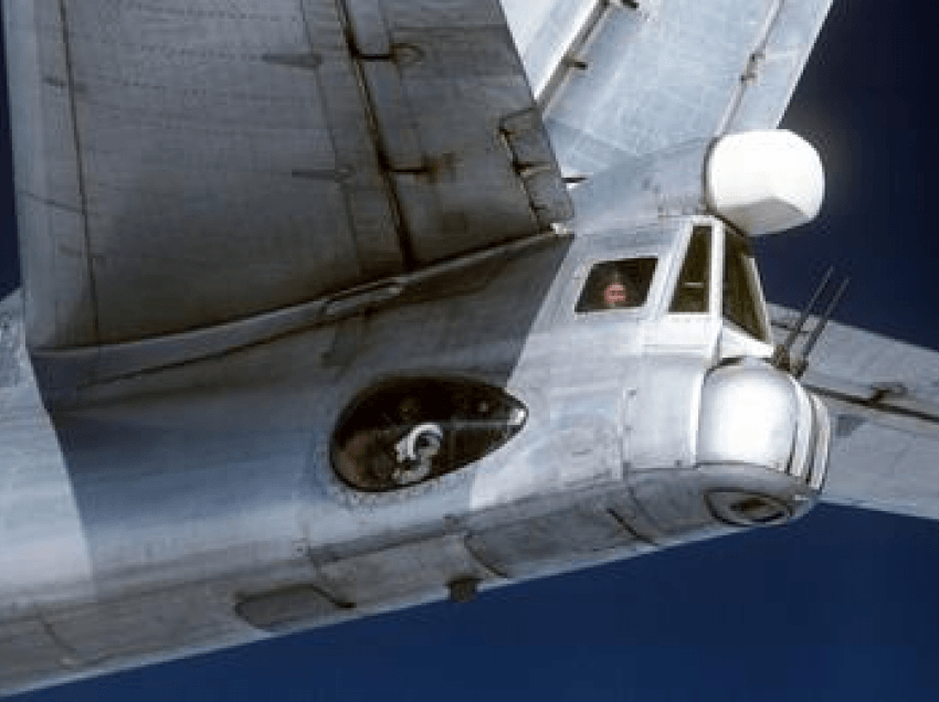 Bombarduesi rus Tu-95MS reklamon mitralozin e frikshëm të bishtit