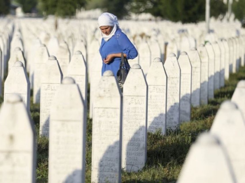 Të mbijetuarat rikujtojnë tmerret e Srebrenicës