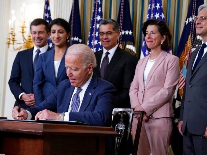 Biden nënshkruan urdhër ekzekutiv për të nxitur konkurrencën në ekonominë amerikane
