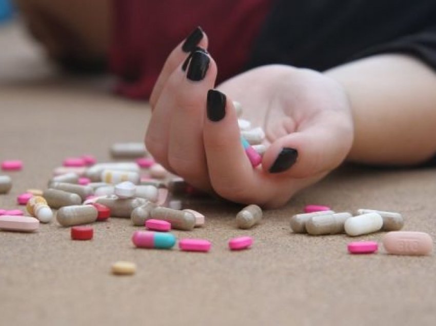 20-vjeçarja tenton të vetëvritet duke pirë sasi të tepruar të barnave