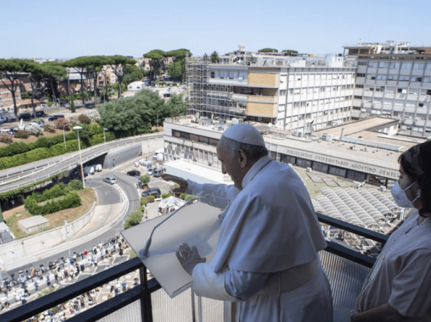 Papa udhëheq lutjet nga ballkoni i spitalit