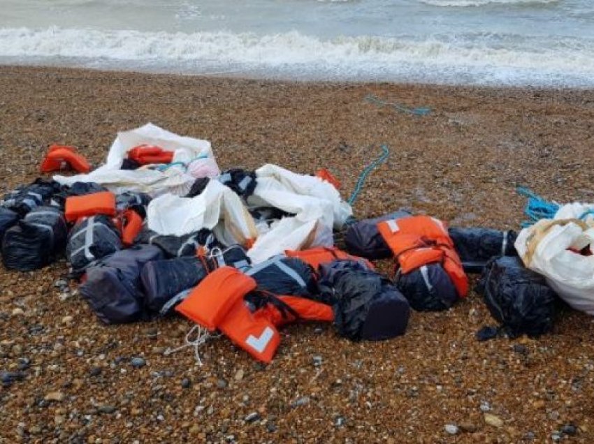 Gjendet duke notuar kokaina ‘në vlerë rreth 3 milionë dollarë’  në plazhin e Sussex të Anglisë