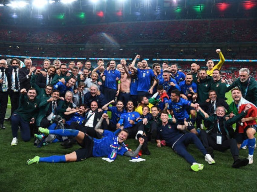 Momenti kur Italia ngre lart trofeun e kampionit të Evropës 