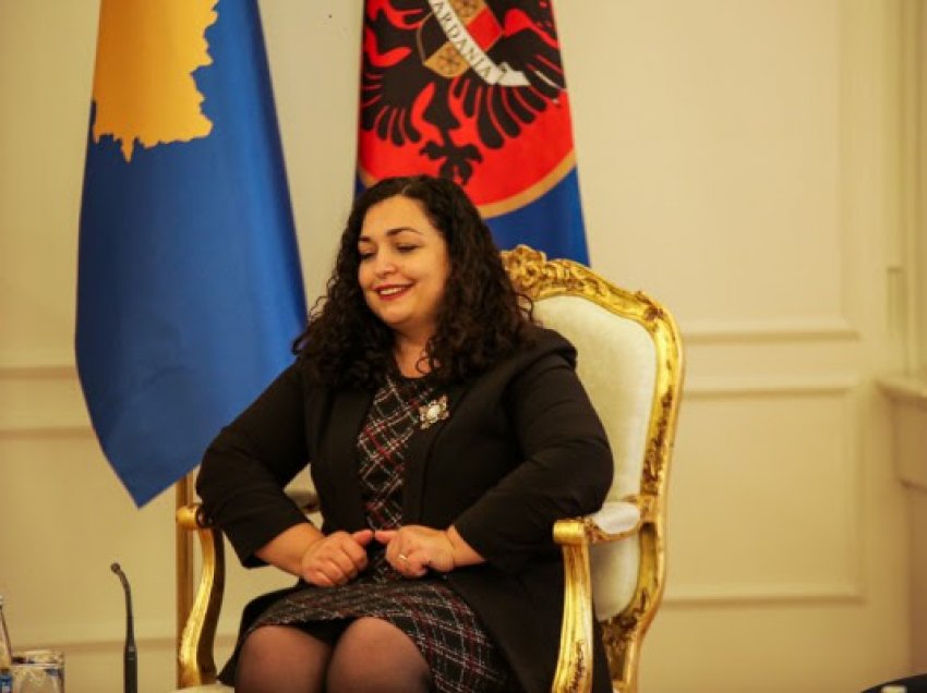​Presidentja Osmani ia dorëzon flamurin ekipit olimpik të Kosovës