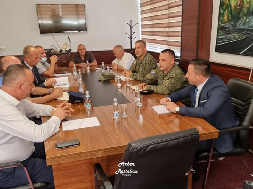 Ministri Mehaj viziton Deçanin pas shpalljes së gjendjes emergjente 