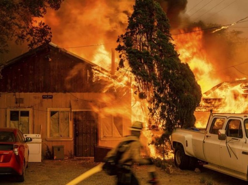 Zjarret e Kalifornisë shkatërrojnë shtëpitë, kërcënojnë Parkun Kombëtar 