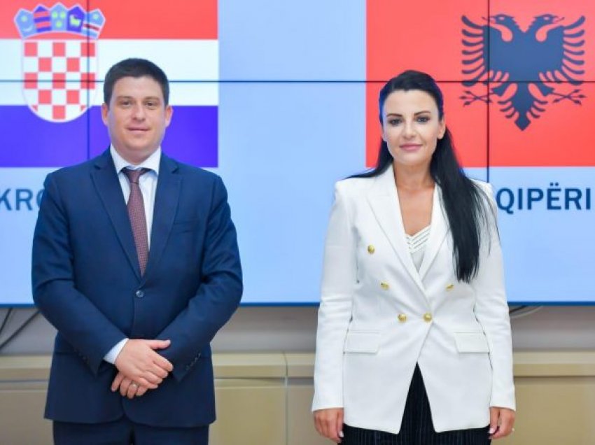 Ministrja Balluku takohet me homologun kroat