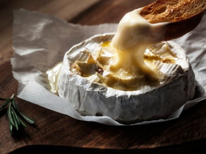 Djathi i famshëm francez Camembert priret të zhduket