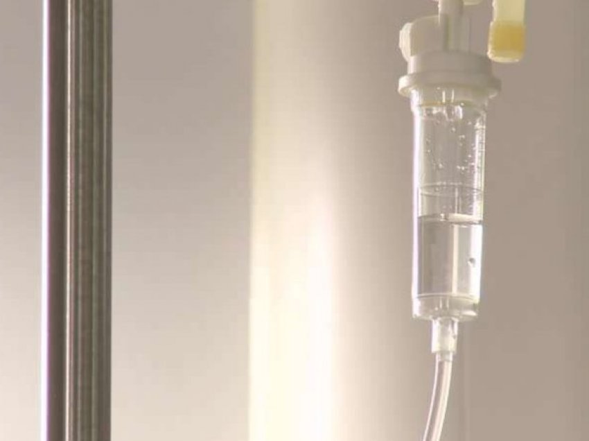 Mungesa e shtretërve në Lipjan, pacientes i japin infuzionin në oborrin e emergjencës