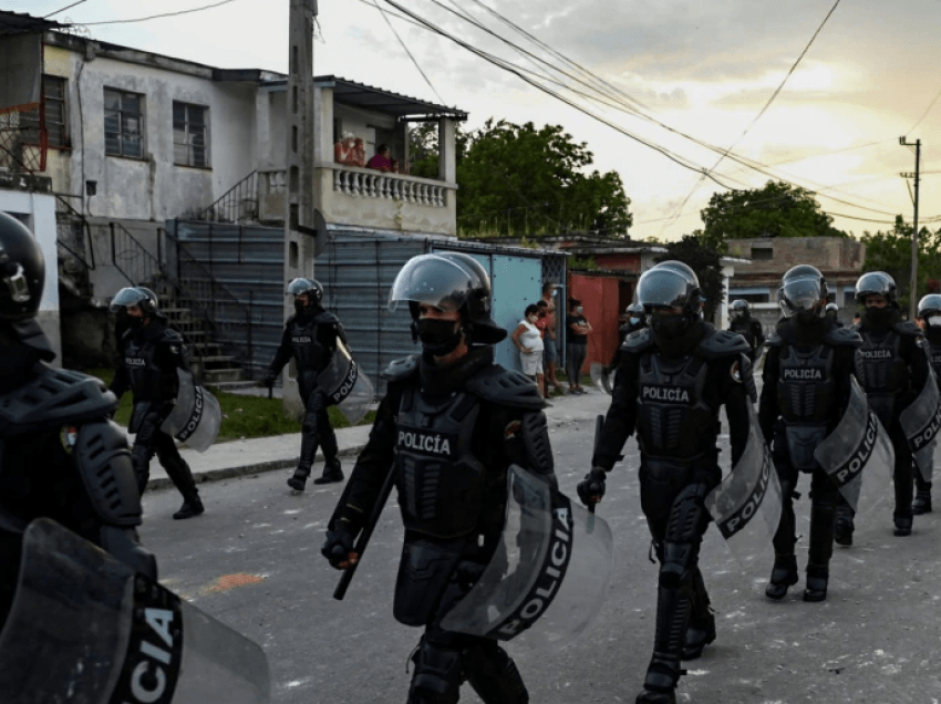 Departamenti i Shtetit bën thirrje për qetësi në Kubë