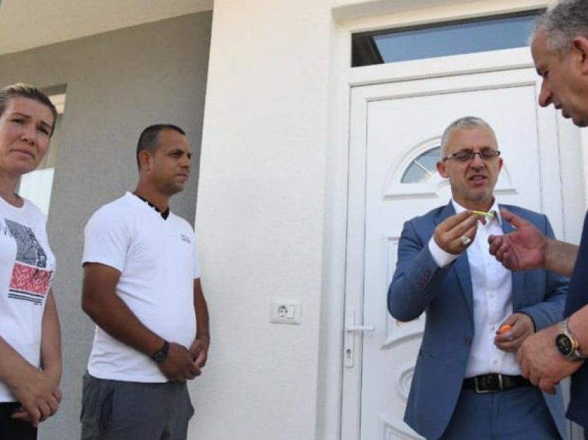 Superlajmi nga Halil Kastrati vetëm sot u dhuruan 9 shtëpi të reja për qytetarët