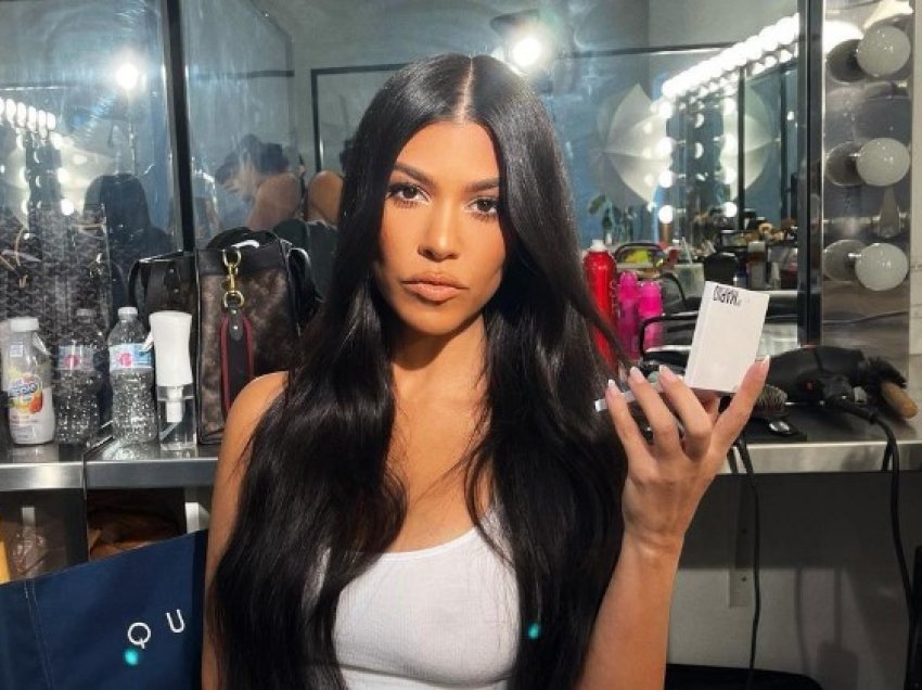 Kourtney Kardashian vjen me foto atraktive para pasqyrës