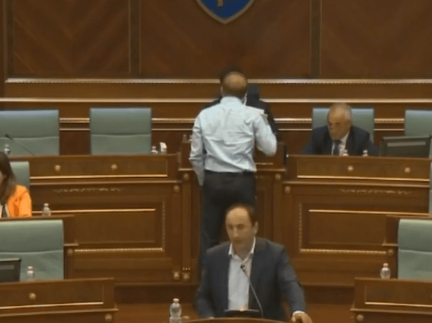 Tensione në Kuvend, Liburn Aliu kapet me deputetin e VV-së