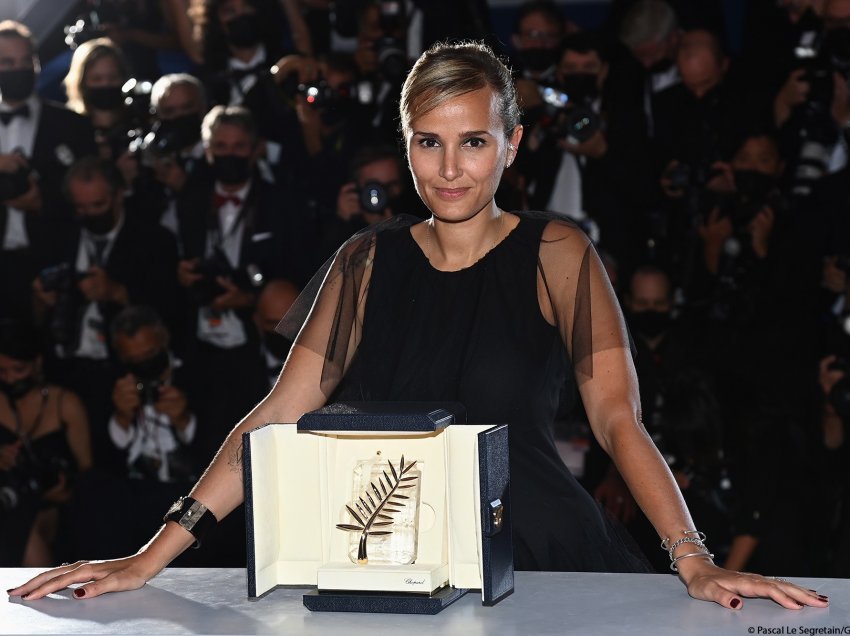 Julia Ducournau shënon historinë – bëhet regjisorja e dytë që fiton “Palmën e Artë” në Kanë me filmin “Titani”