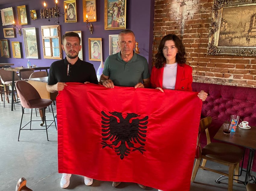 Deputeti shqiptar që po dridh parlamentin e Serbisë, merr një dhuratë të veçantë