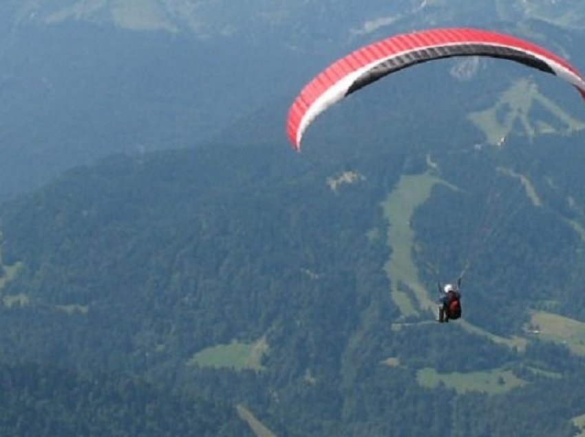 Lëndohet rëndë një paraglider nga Zvicra 