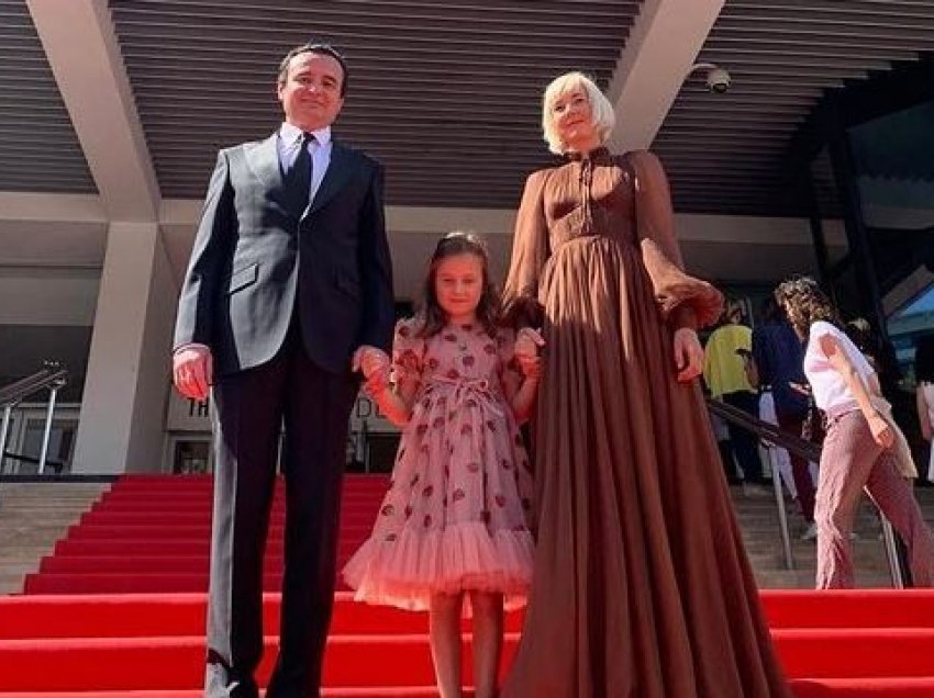 “Postim i turpshëm”, kreatorja e njohur i reagon ashpër zëdhënëses së PSD-së për fustanin e vajzës së kryeministrit Kurtit
