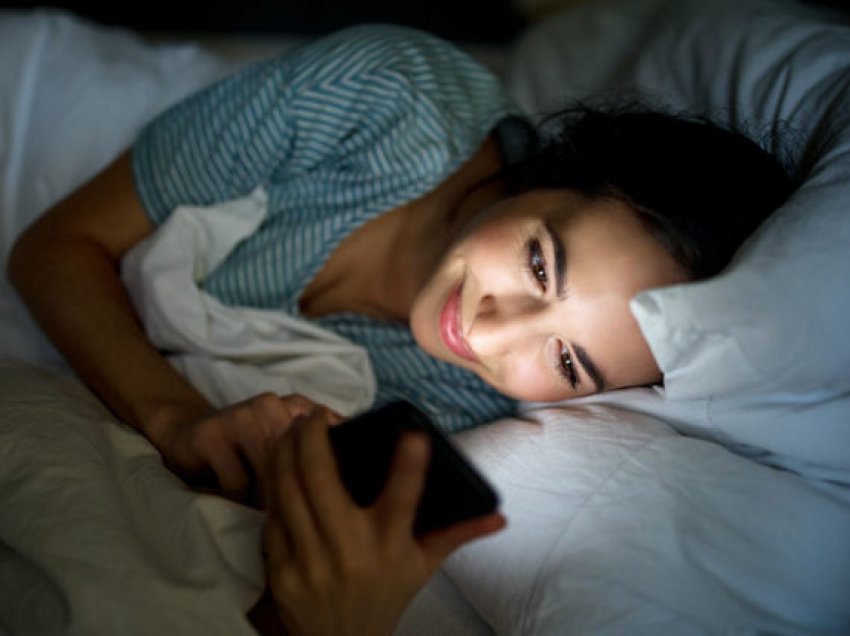 Cilat janë efektet e dritës blu – mos e përdorni telefonin para gjumit