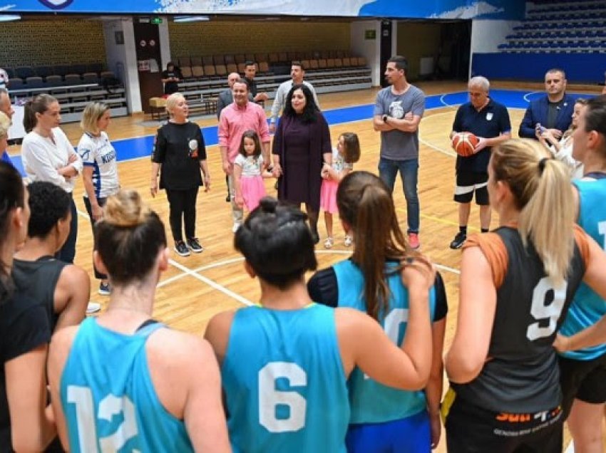 Osmani viziton basketbollistet e përfaqësueses A të Kosovës para nisjes drejt Qipros